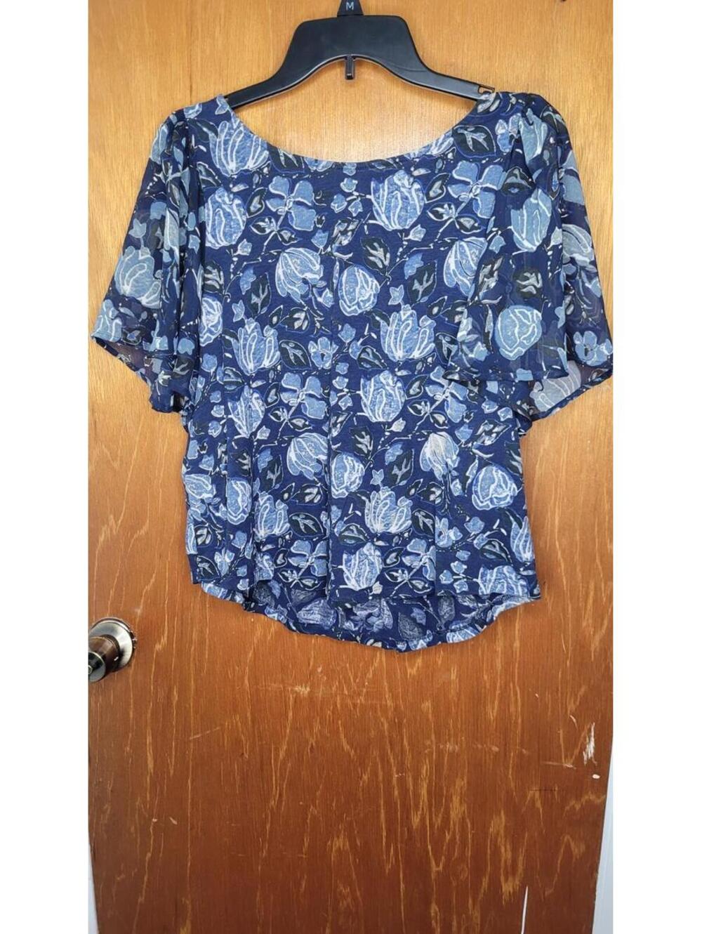 Lucky Brand Women's Flutter Sleeve T-Shirt Floral Cut Out Back Blue white Sz M - Picture 1 of 8